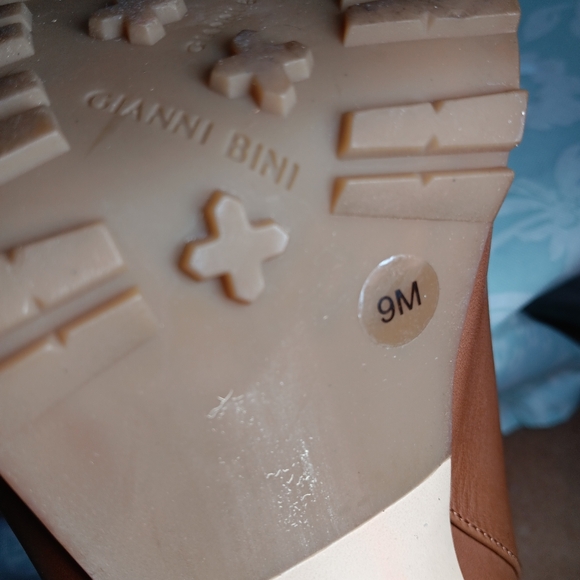 Elegant Tan Leather Ankle Boots - Picture 4 of 7